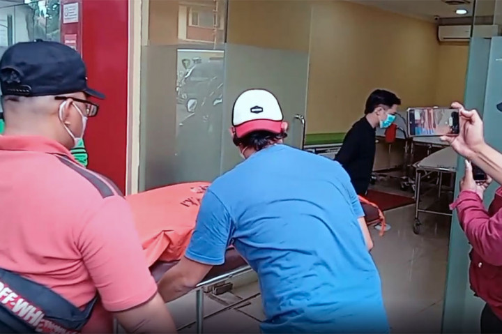 Pihak keluarga korban juga turut hadir di saat kedua jasad di bawa masuk ke dalam ruang forensik RS Polri.