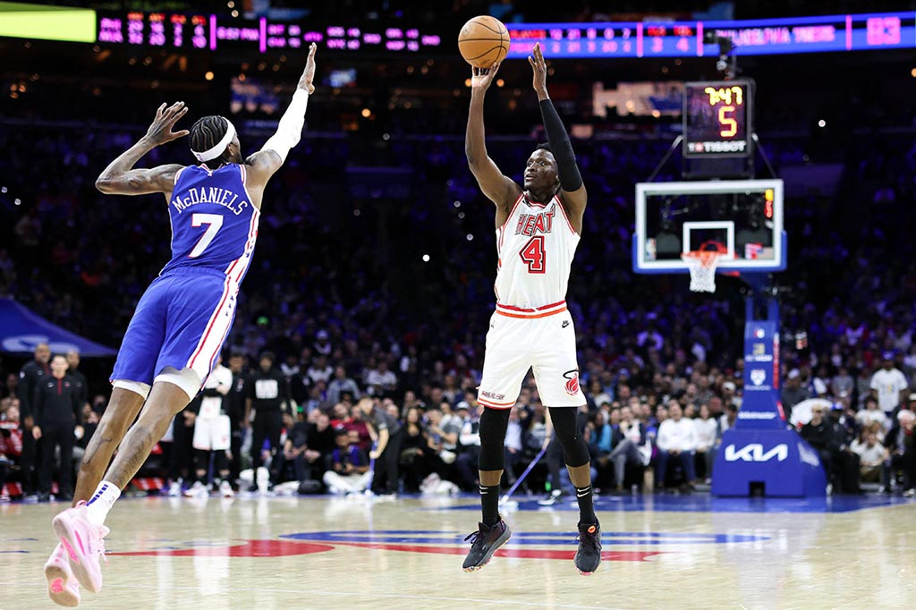 Layup akrobatik dari Butler kembali membuat Miami Heat memimpin dan dengan ditambahkan satu kali free throw yang membuat skor akhir 101-99.