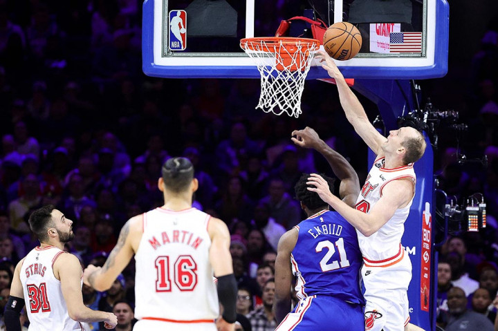 Philadelphia sebenarnya bisa saja membalik keadaan saat pertandingan tersisa 1 menit 41 detik. Lemparan bebas dari James Harden membuat 76ers mengungguli Heat satu poin, skor 98-99. Namun sayangnya itu adalah tembakan terakhir dari 76ers.