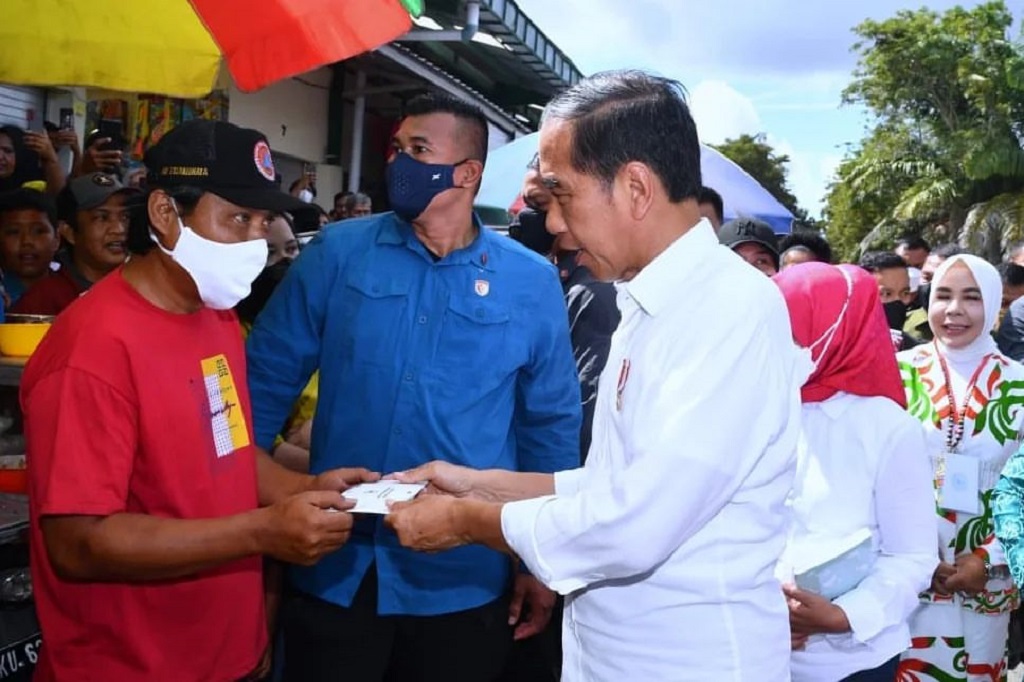 Meski demikian, Presiden Jokowi mengatakan bahwa pasokan bahan pangan dan kebutuhan pokok menjelang Lebaran tahun ini terpantau aman.
