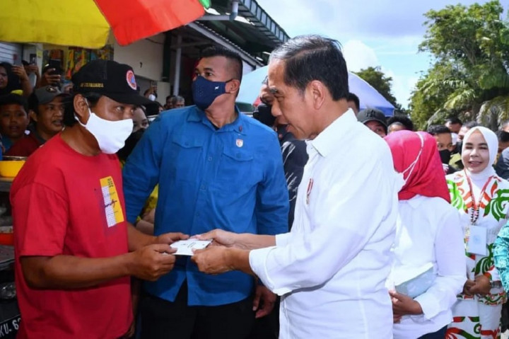 Meski demikian, Presiden Jokowi mengatakan bahwa pasokan bahan pangan dan kebutuhan pokok menjelang Lebaran tahun ini terpantau aman.