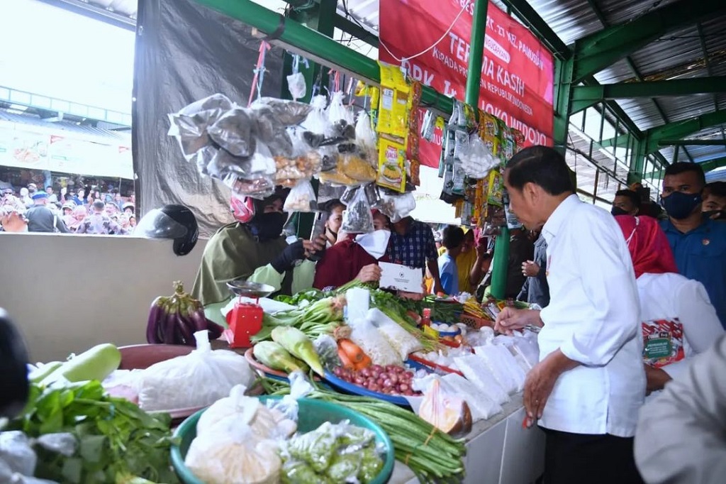 “Kita ingin cek harga-harga yang ada di Provinsi Kalimantan Utara, baik itu minyak, baik, harganya baik, minyak, saya lihat suplainya juga ada, barangnya ada, minyak,” ucap Presiden.
