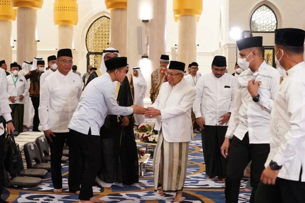 Ia juga mendoakan kepada segenap pengurus dan jajaran pengelola Masjid Raya Sheikh Zayed Solo untuk tetap sehat, semangat, dan istiqomah menjalankan segala kegiatan dan program-program keagamaan, dakwah, pemberdayaan umat, serta sosial kemasyarakatan.