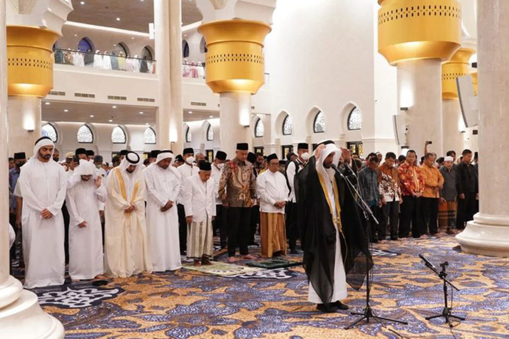 Wakil Presiden Ma'ruf Amin melakukan salat Subuh berjamaah di Masjid Raya Sheikh Zayed, di Surakarta, Jawa Tengah, Rabu, 1 Maret 2023 pagi. Salat diimami ulama asal PEA oleh Syekh Mohammed Muaad Al Mahri.