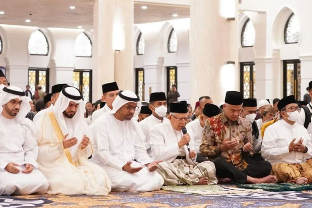 Wapres berzikir dan berkesempatan memimpin doa usai menunaikan Salat Subuh berjamaah.