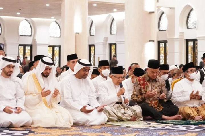 Wapres berzikir dan berkesempatan memimpin doa usai menunaikan Salat Subuh berjamaah.