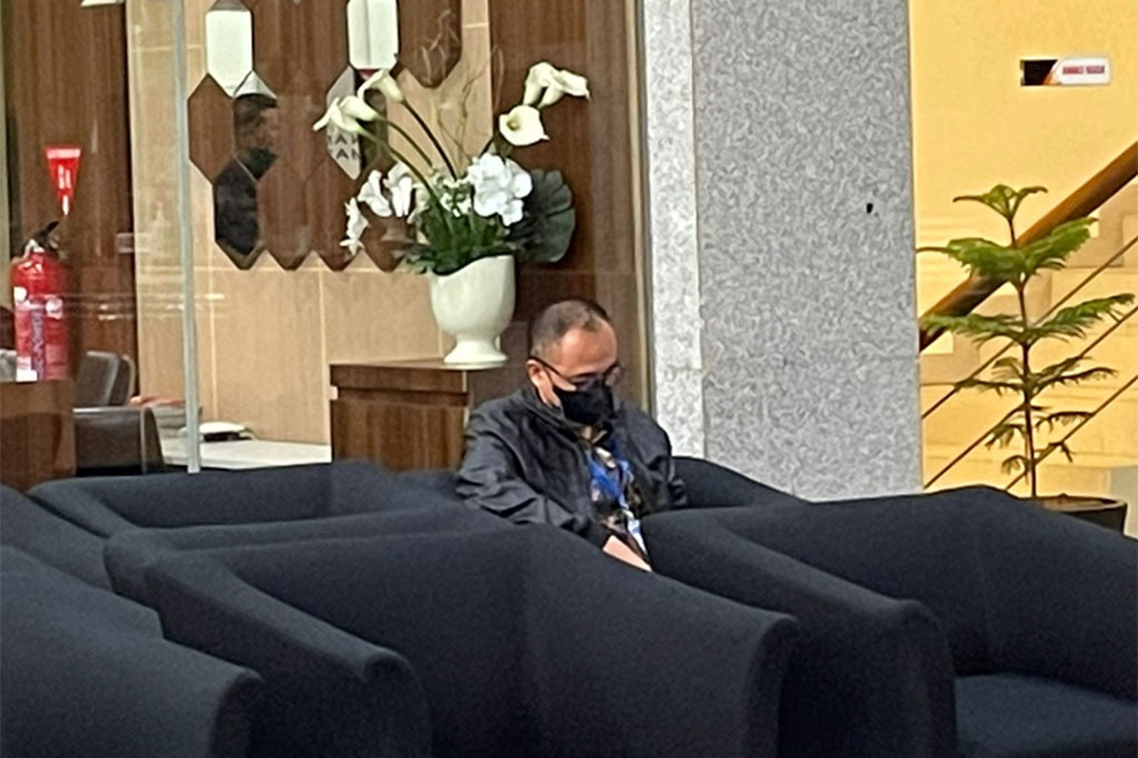 Rafael kemudian duduk sembari menunggu panggilan staf LHKPN Antikorupsi untuk diminta klarifikasi terkait aset kekayaannya.