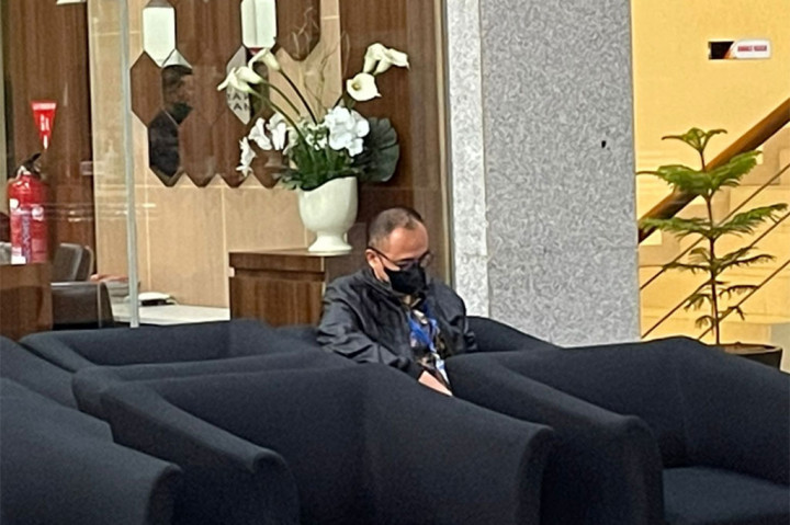 Rafael kemudian duduk sembari menunggu panggilan staf LHKPN Antikorupsi untuk diminta klarifikasi terkait aset kekayaannya.