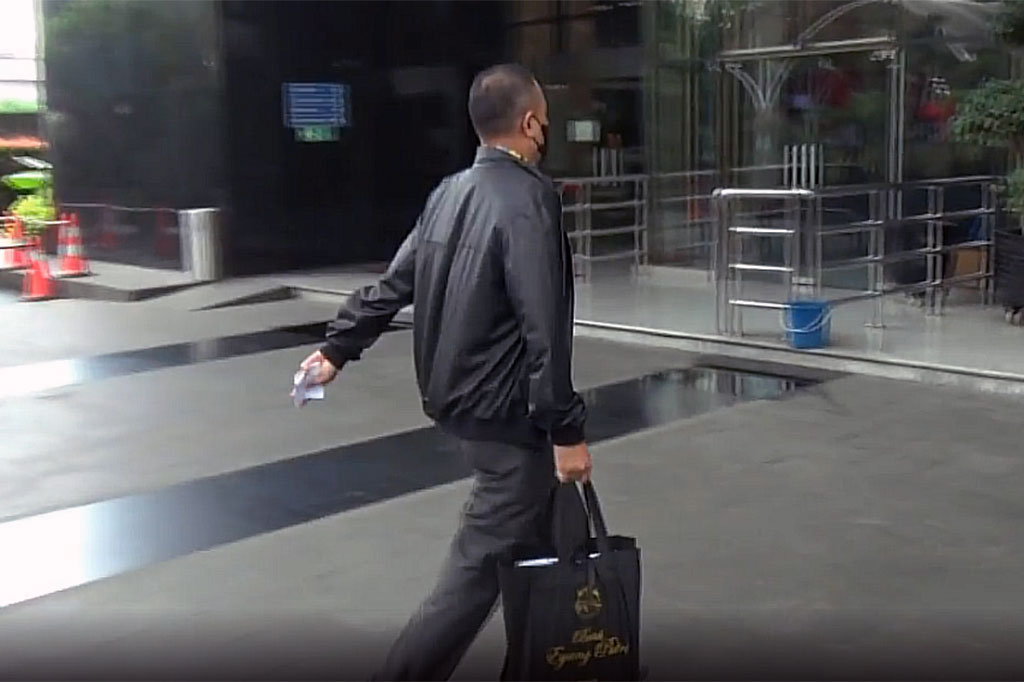 Aparatur sipil negara (ASN) Kementerian Keuangan (Kemenkeu) Rafael Alun Trisambodo memenuhi panggilan Komisi Pemberantasan Korupsi (KPK), Rabu, 1 Maret 2023. ASN tajir itu bungkam saat tiba di Markas KPK.