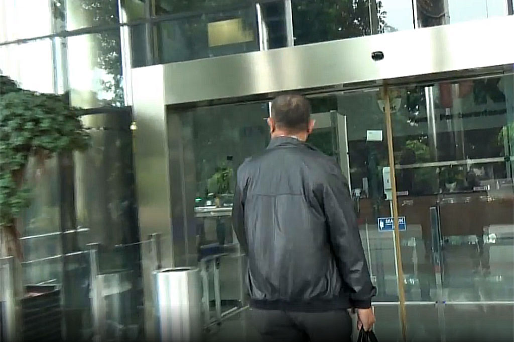 Setengah berlari, Rafael yang mengenakan baju batik ditutup jaket hitam dan bermasker tersebut tiba di KPK sekitar pukul 07.45 WIB. Rafael nampak menenteng tas berwarna hitam.