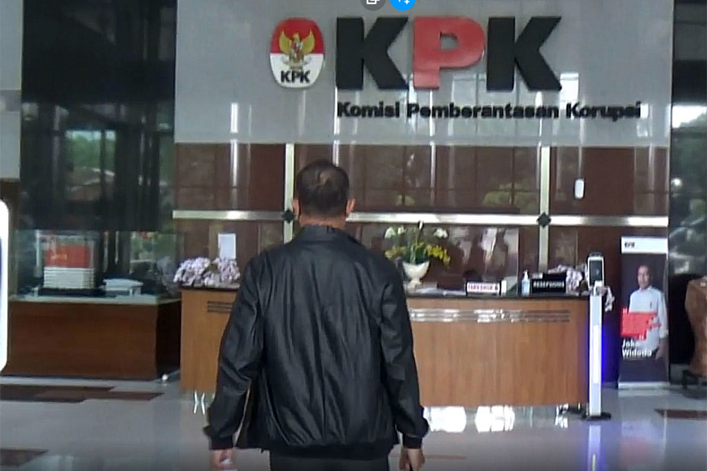 Saat ditanya soal kedatangannya ke KPK, Rafael tampak enggan berkomentar seraya terus berjalan memasuki lobby dalam gedung KPK.