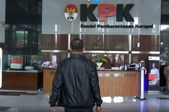 Saat ditanya soal kedatangannya ke KPK, Rafael tampak enggan berkomentar seraya terus berjalan memasuki lobby dalam gedung KPK.
