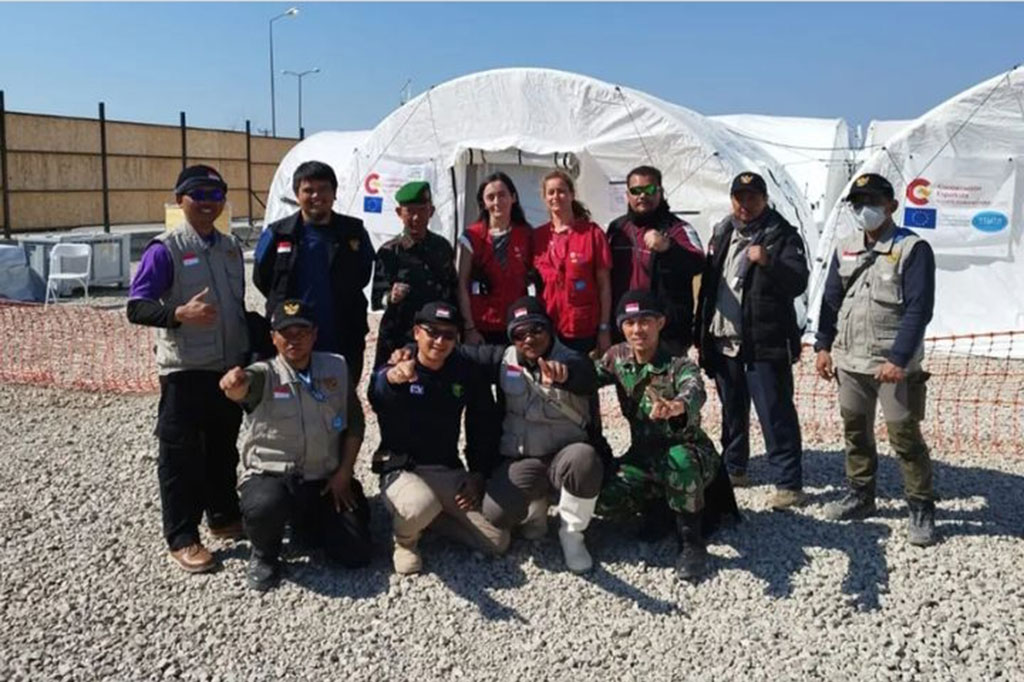 Menandai berakhirnya misi kemanusiaan di Turki, tim kesehatan TNI yang tergabung dalam Indonesian Emergency Medical Team (INA - EMT) menyerahkan Field Hospital kepada pemerintah Turki dalam sebuah Acara Serah Terima, bertempat di distrik Hassa, Provinsi Hatay Turki, Senin, 2 Februari 2023.