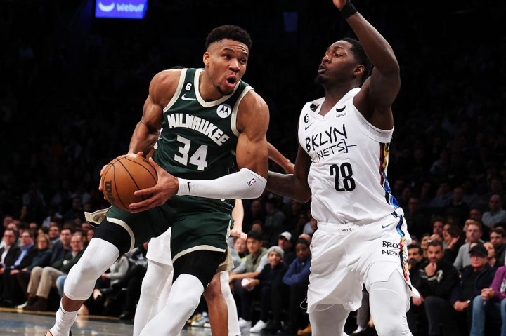 Milwaukee Bucks melibas Brooklyn Nets dengan skor 118-104 sekaligus membukukan 15 kemenangan secara beruntun dalam pertandingan lanjutan NBA yang digelar di Barclays Center Brooklyn, Rabu, 1 Maret 2023 WIB.
  