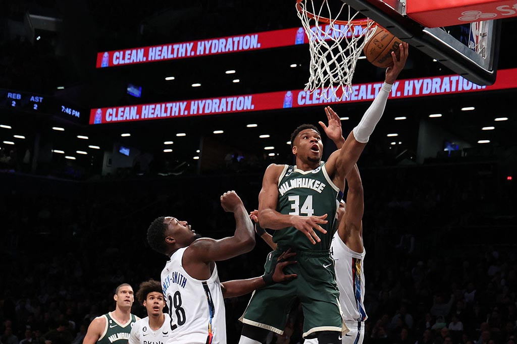 Sejak awal pertandingan, Bucks sebenarnya ditekan oleh Brooklyn Nets yang unggul dengan skor 34-22 di akhir kuarter pertama. Begitu juga di kuarter kedua, Nets masih memimpin dengan skor 62-52 yang bisa membuat
Bucks mengakhiri rentetan kemenangan beruntun.
  