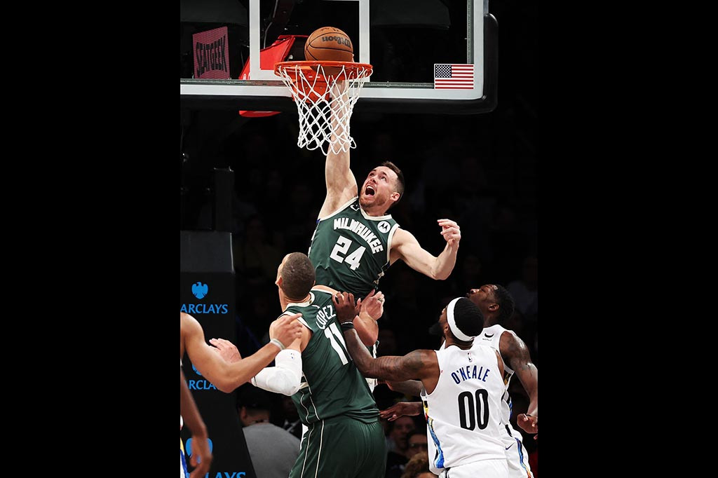 Namun Bucks memberikan perlawanan pada kuarter ketiga bahkan berhasil unggul dengan skor 91-85. Bucks kembali menjaga keunggulan tersebut di kuarter empat hingga laga berakhir dengan skor 118-104.