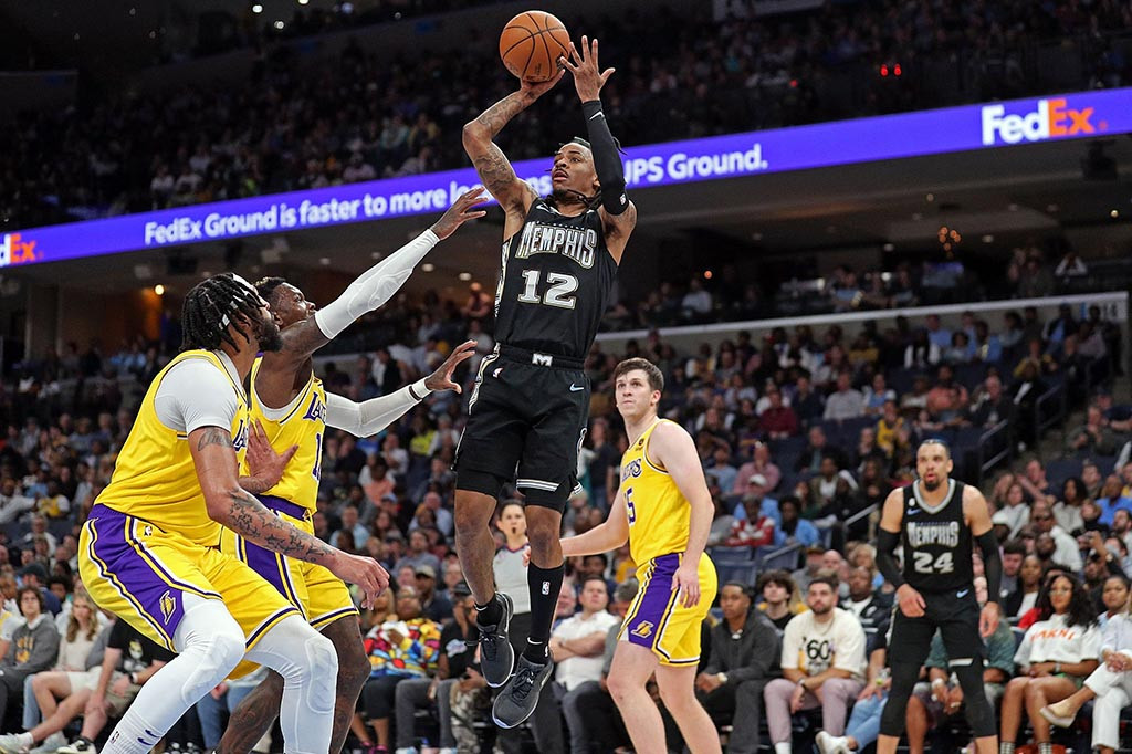 Bintang Memphis Grizzlies Ja Morant membawa timnya memenangi pertandingan melawan Los Angeles Lakers dengan skor akhir 121-109 dalam laga lanjutan NBA yang digelar di FedEx Forum Arena, Rabu, 1 Maret 2023 WIB.
