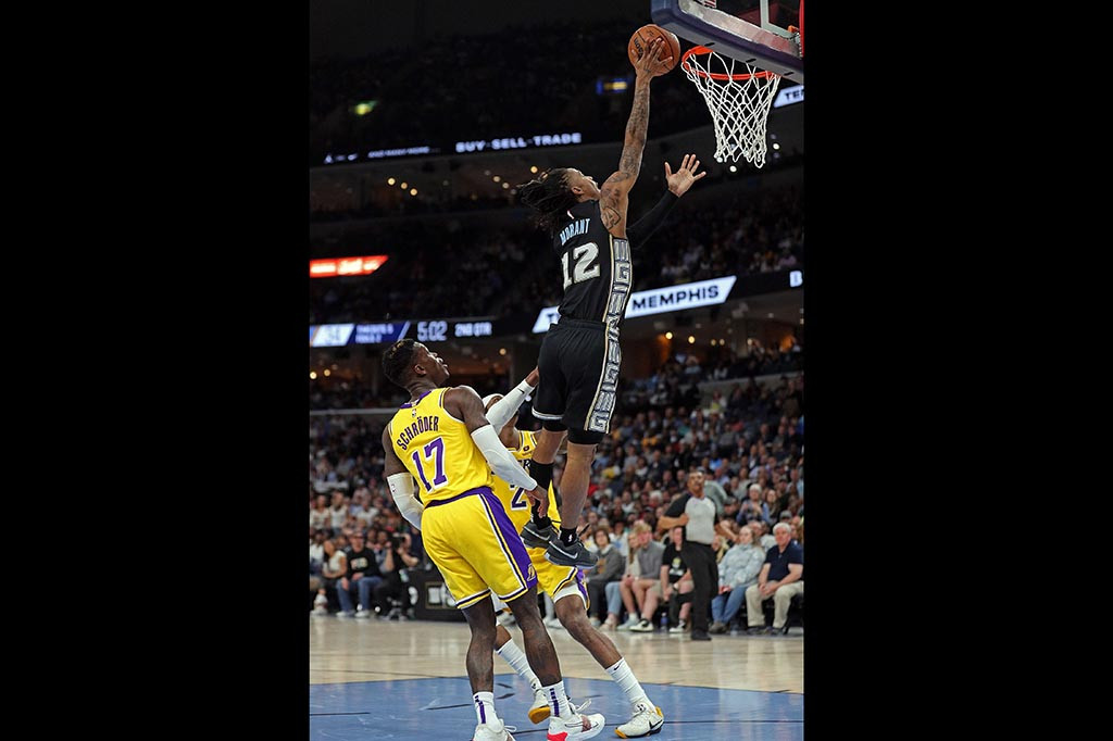 Namun Ja Morant mulai menunjukkan keahliannya di akhir kuarter ketiga yang membuatnya mencetak 28 poin di kuarter tersebut. Momentum inilah yang digunakan oleh Grizzlies untuk terus memimpin tanpa bisa dikejar lagi oleh Lakers.