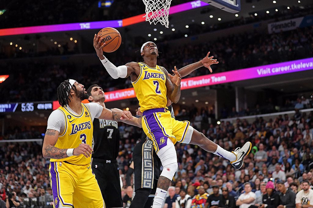 Lakers yang bermain tanpa bintangnya LeBron James sebenarnya mampu mengimbangi permainan Grizzlies sejak menit awal hingga kuarter ketiga.
  