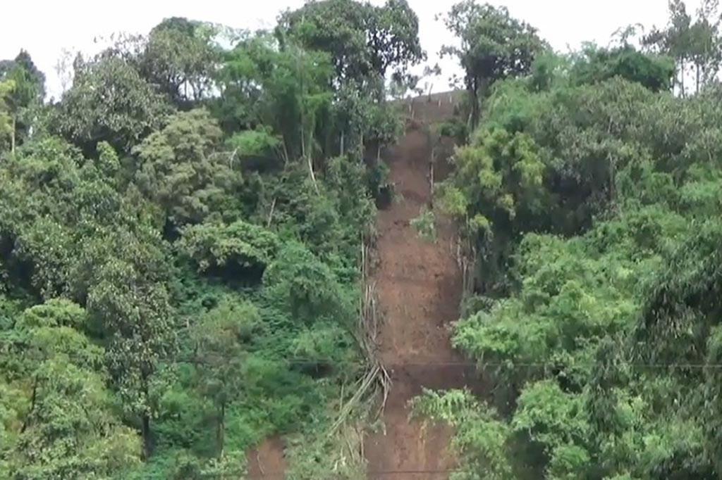Longsor yang terjadi di dua titik Kecamatan Pujon pada Selasa pukul 4.30 sore, memaksa mereka menginap di lokasi. Meski diketahui ada jalur alternatif melalui bukit dan lembah, salah seorang wisatawan asal Makassar mengaku lebih memilih menunggu selesainya proses pembersihan material longsor, karena alasan keselamatan.