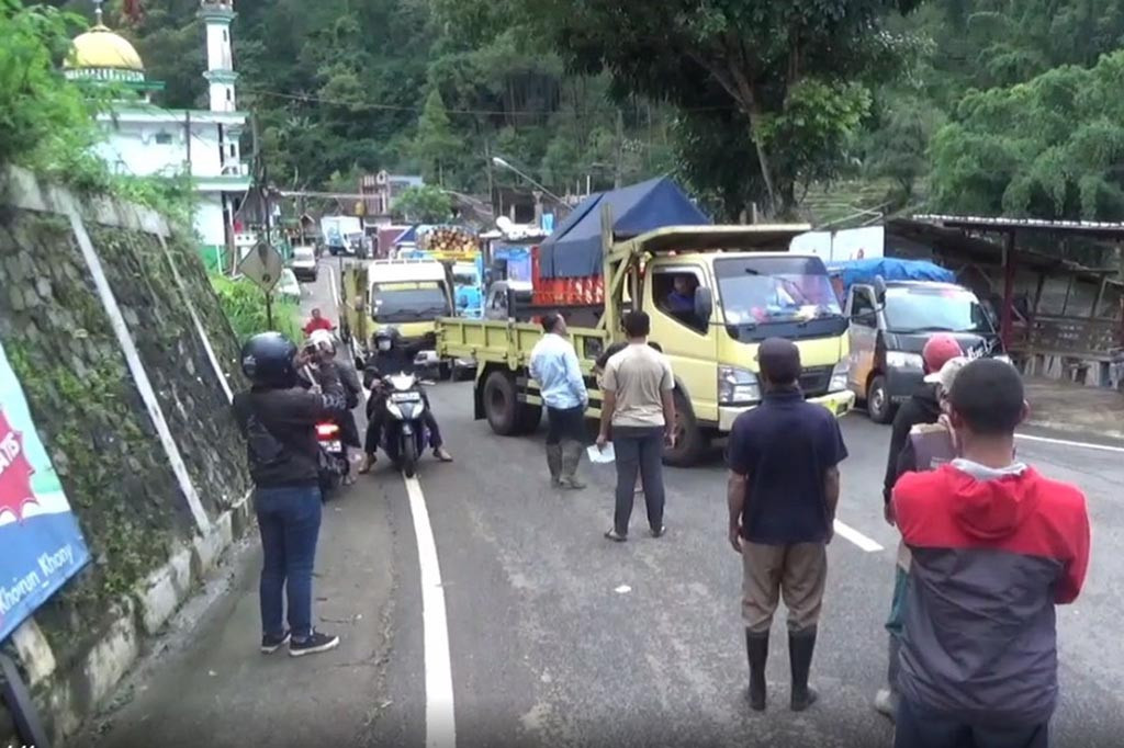 Sejak Selasa sore, puluhan kendaraan roda 4, truk, dan bus tersebut terparkir di sepanjang jalan provinsi penghubung Kota Malang, Batu, Kediri, dan Jombang. 

