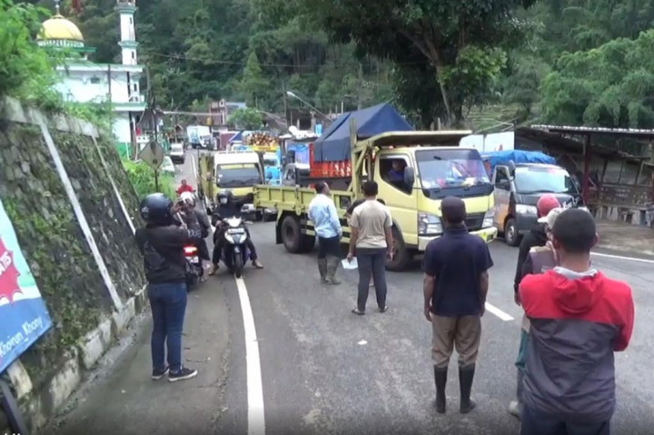Sejak Selasa sore, puluhan kendaraan roda 4, truk, dan bus tersebut terparkir di sepanjang jalan provinsi penghubung Kota Malang, Batu, Kediri, dan Jombang. 
