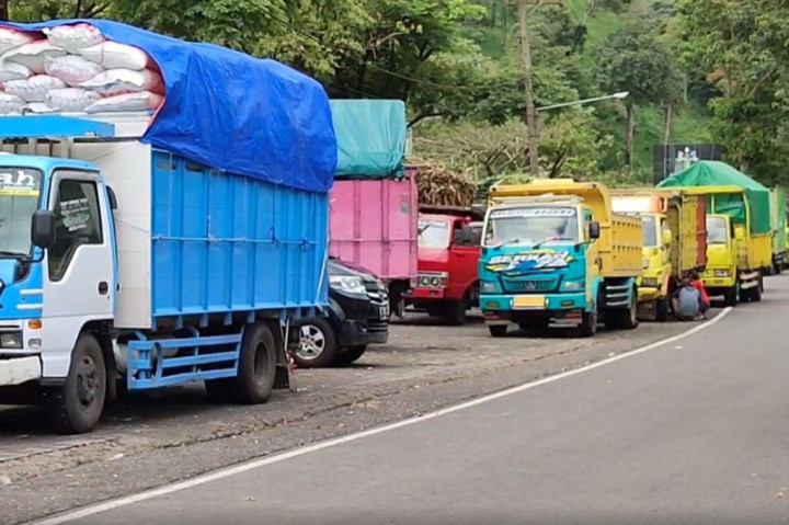 Ratusan pengendara tertahan lebih dari 20 jam, menunggu proses pembersihan material longsor di Pujon Kabupaten Malang, Jawa Timur. Mereka terpaksa menginap di tengah hutan karena alasan keselamatan dan tidak berani mengakses jalan alternatif yang melintasi tebing dan jurang, Rabu, 1 Maret 2023.