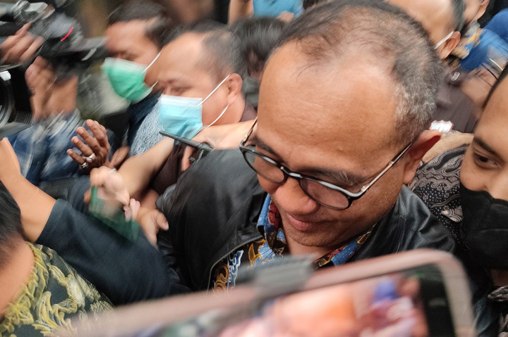 Rafael enggan memerinci pertanyaan petugas LHKPN KPK. Dia menilai jawabannya cuma bisa diberikan oleh Lembaga Antikorupsi.