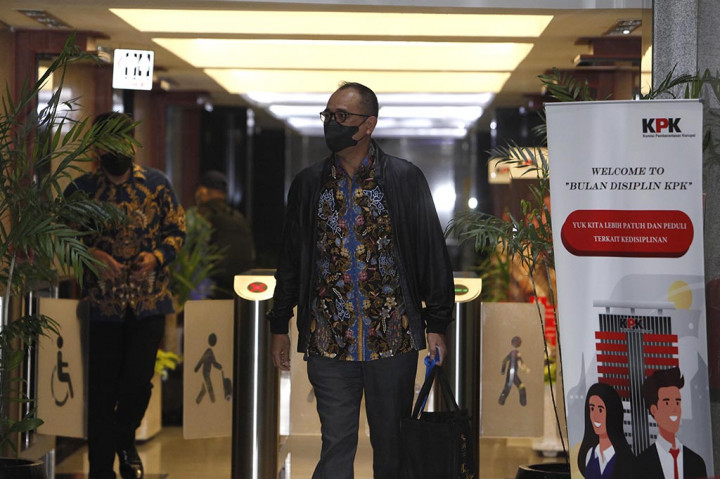 Aparatur sipil negara (ASN) Kementerian Keuangan (Kemenkeu) Rafael Alun Trisambodo rampung diperiksa Komisi Pemberantasan Korupsi (KPK). Dia menjelaskan seluk beluk laporan harta kekayaan penyelenggara negara (LHKPN) miliknya selama 8,5 jam.