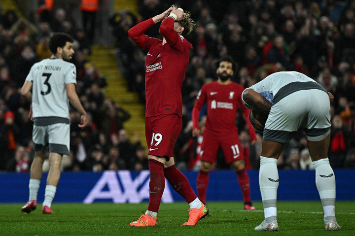 Liverpool nyaris membuka keunggulan pada menit ke-40 melalui sundulan Harvey Elliott setelah menerima umpan Darwin Nunez. Sayangnya, arah bola masih melenceng dari gawang.