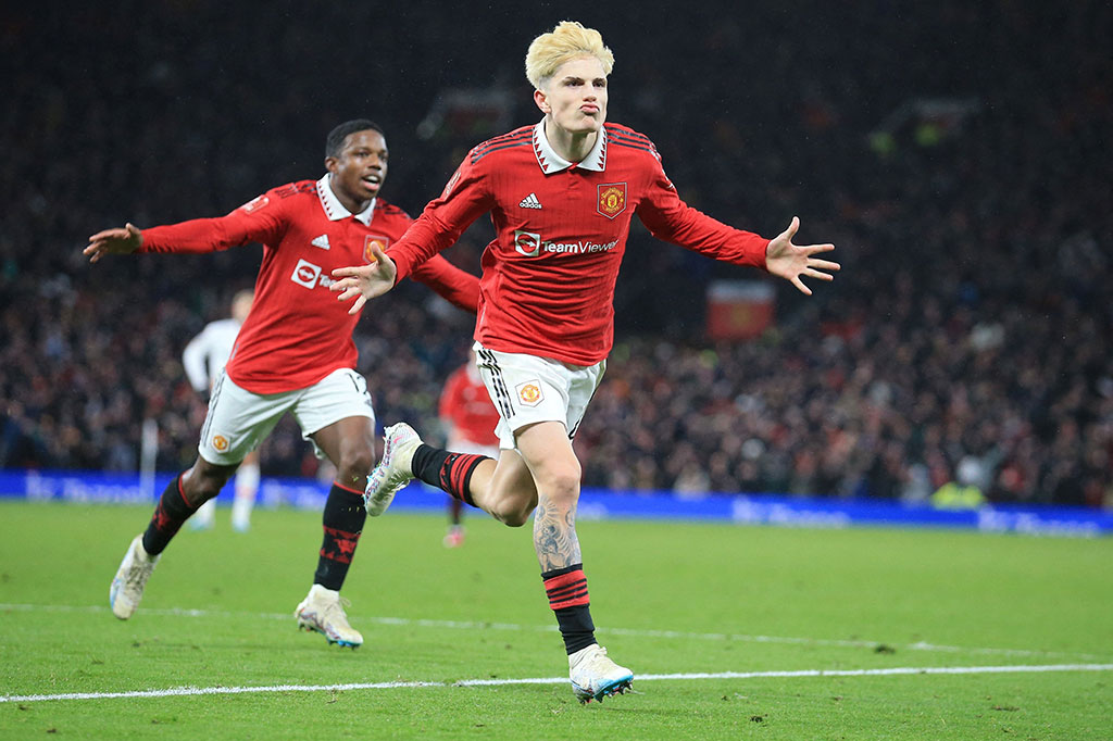Pada menit ke-90, MU berhasil comeback. Umpan silang Bruno berhasil disambut Weghorst, tetapi bisa diblok Augerd. Bola kemudian dikuasai Alejandro Garnacho di sisi kiri sebelum melepaskan tembakan melengkung yang gagal diantisipasi kiper Alphonse Areola. MU unggul 2-1 atas West Ham.