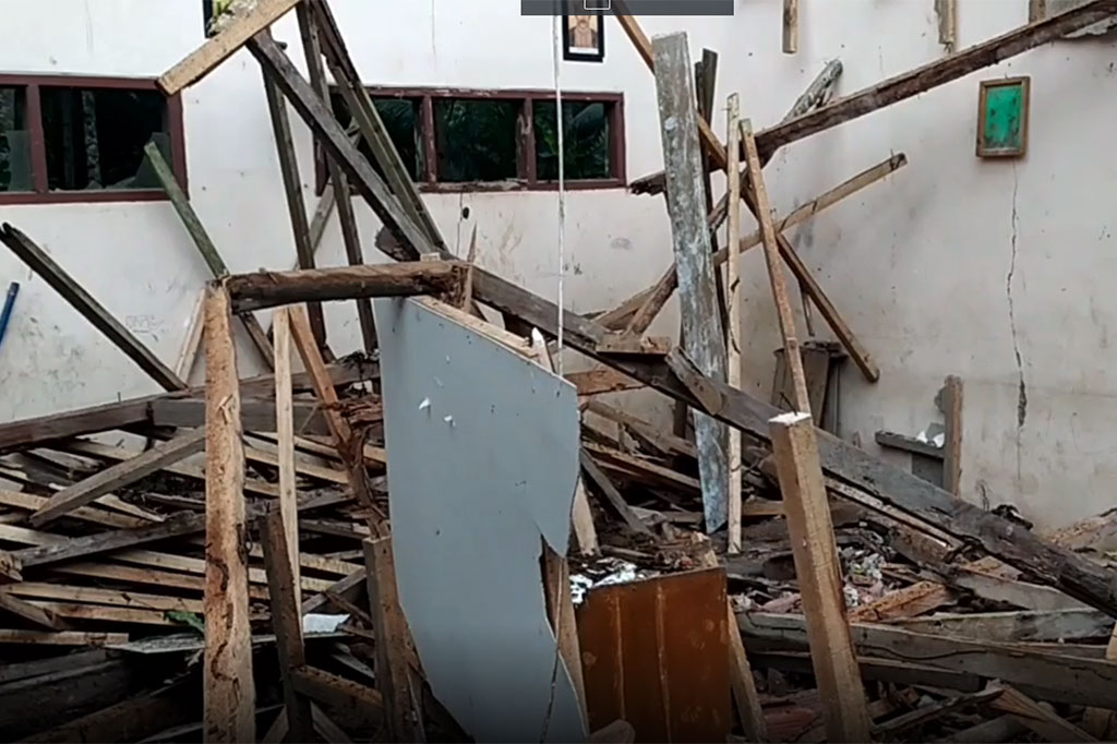 Cuaca buruk disertai angin kencang yang menerjang wilayah Pangandaran, Jawa Barat, menyebabkan salah satu ruang kelas di Madrasah Tsyanawiyah (MTs) Bojong tiba-tiba ambruk. Beruntung tidak ada korban dalam peristiwa itu, karena sebagian siswa tengah melaksanakan keagamaan di masjid.