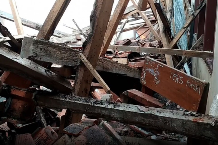 Kepala sekolah MTs Bojong, Sumiati mengatakan, saat kejadian, kebetulan para siswa sedang melaksanakan salat di masjid. Sebelumnya bangunan ruang kelas tersebut memang sudah lapuk dan hendak diperbaiki.