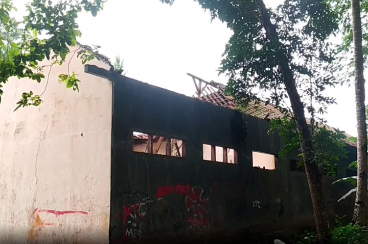 Terkait pengajuan perbaikan ruangan yang saat ini roboh, pihaknya masih kebingungan karena sebelumnya sempat melakukan pengajuan dengan menggunakan proposal namun belum membuahkan hasil.