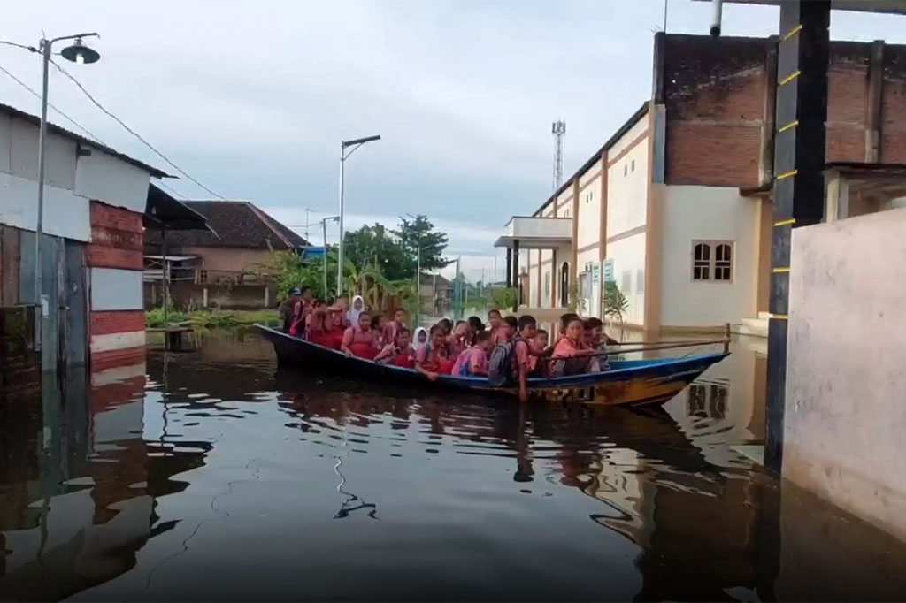 Seratusan pelajar sekolah dasar di Kudus, Jawa Tengah, sekolah naik perahu menerjang genangan banjir. Proses belajar mengajar tatap muka terpaksa tetap dilaksanakan, karena siswa tengah melaksanakan ujian sekolah. Selain itu, sebagian siswa juga harus melaksanakan belajar mengajar di tempat ibadah.