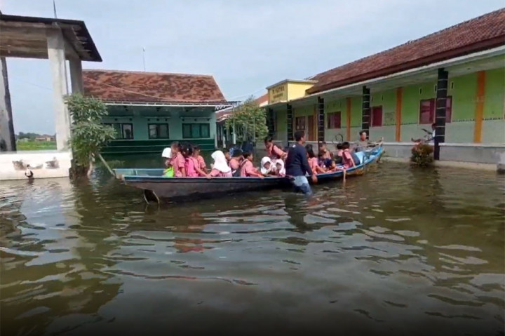 Sebelumnya pihak sekolah meminta bantuan BPBD Kudus untuk membantu mengantar anak ke sekolah, karena genangan banjir di jalan menuju SD 4 Karangrowo cukup dalam, dan berbahaya bagi anak-anak.