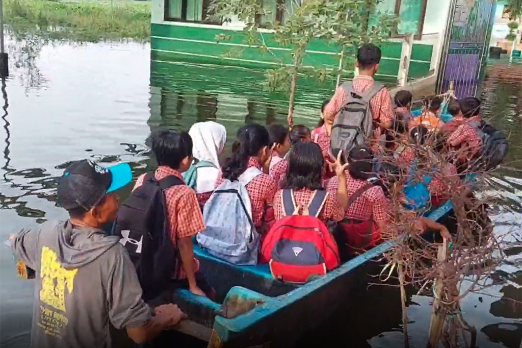 Sejak pagi, siswa-siswi terpaksa harus naik perahu untuk menuju SD 4 Karangrowo, Kecamatan Undaan, Kudus, Jawa Tengah, yang masih terendam banjir sedalam sekitar 80 sentimeter. Menggunakan perahu BPBD Kudus dan perahu kayu warga secara bergantian, anak-anak ini diantar menyeberangi genangan banjir menuju sekolahnya.