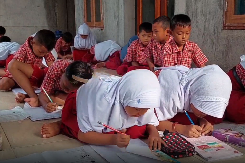 Selain mengerjakan soal di kelas, untuk anak kelas satu dan dua terpaksa harus belajar di musola, karena khawatir akan kondisi banjir yang cukup dalam menuju SD 4 Karangrowo. 
