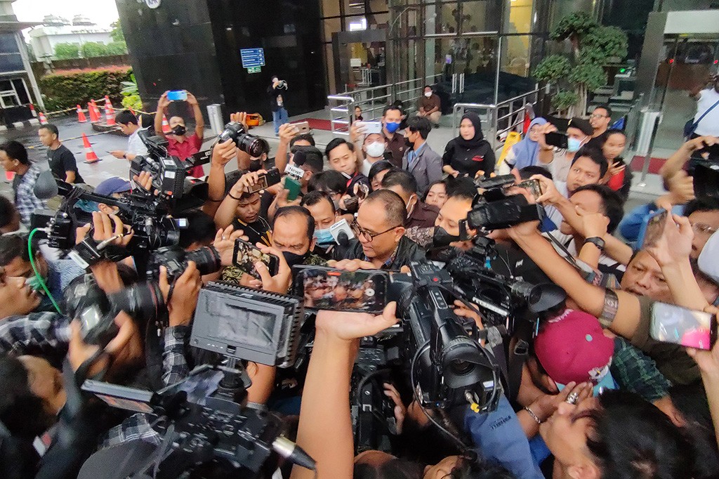 Aparatur sipil negara (ASN) Kementerian Keuangan (Kemenkeu) Rafael Alun Trisambodo rampung diperiksa Komisi Pemberantasan Korupsi (KPK). Dia menjelaskan seluk beluk laporan harta kekayaan penyelenggara negara (LHKPN) miliknya selama 8,5 jam.