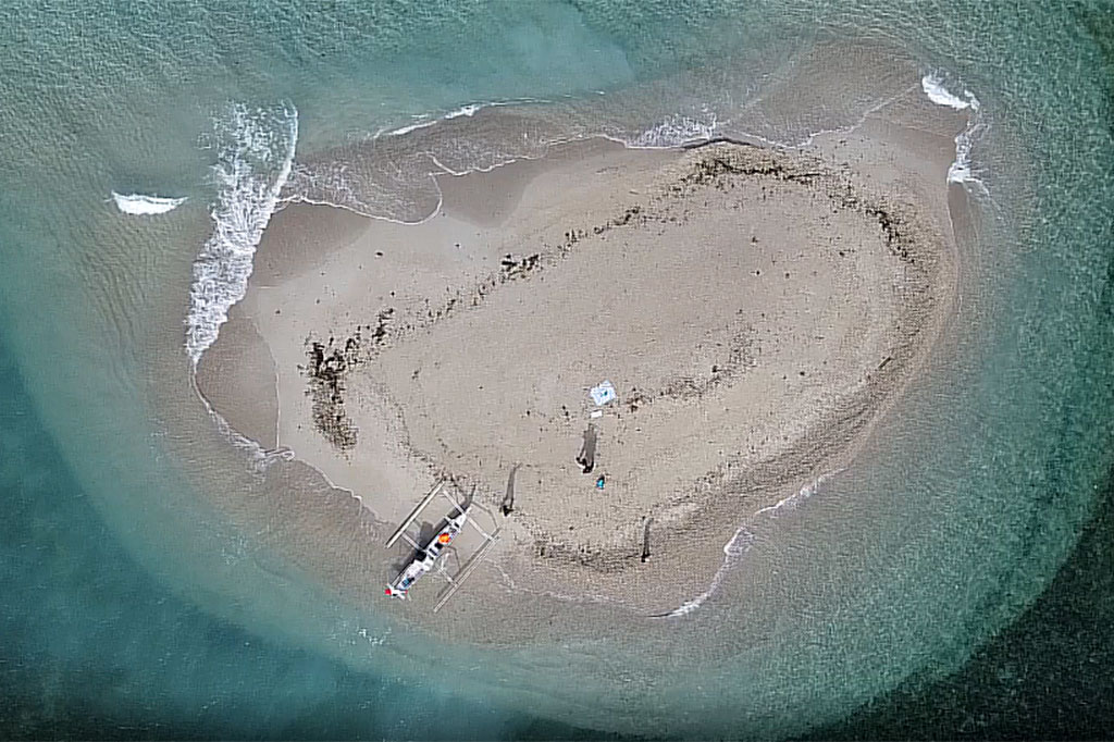 Sebuah pulau baru muncul di tengah laut perairan Kabupaten Polewali Mandar, Sulawesi Barat. Kemunculan pulau ini membuat heboh warga sekitar yang penasaran ingin melihatnya. 