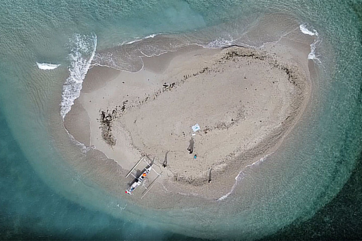 Sebuah pulau baru muncul di tengah laut perairan Kabupaten Polewali Mandar, Sulawesi Barat. Kemunculan pulau ini membuat heboh warga sekitar yang penasaran ingin melihatnya. 
