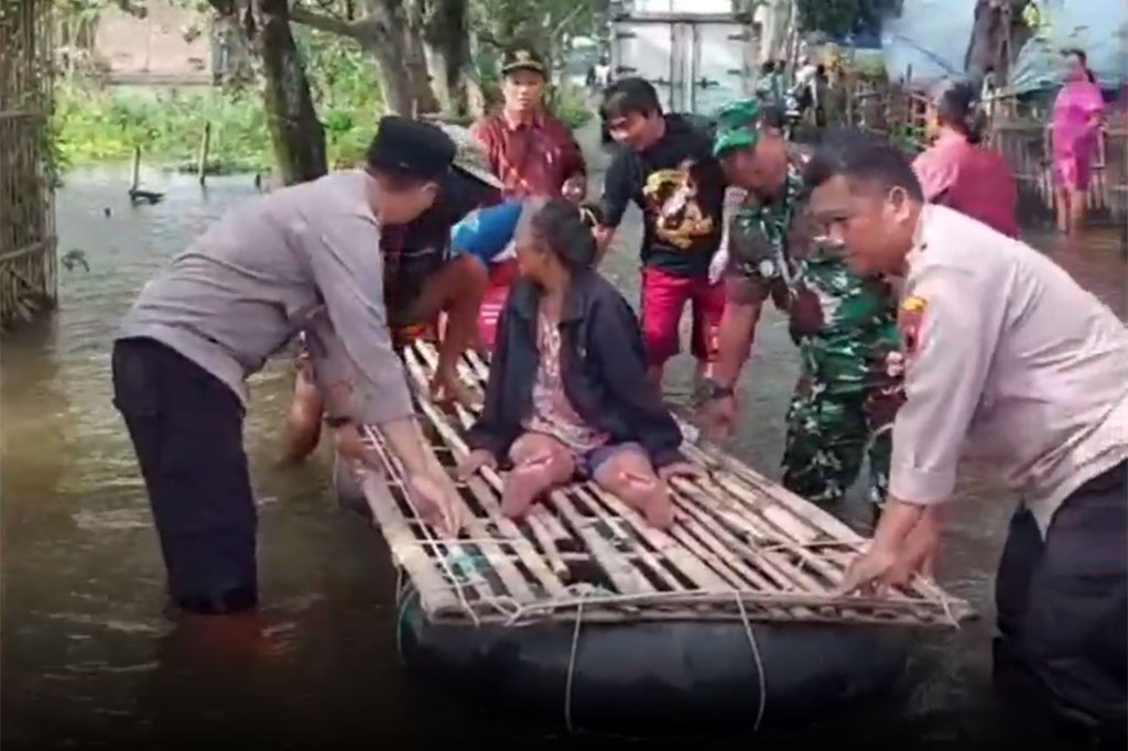 Ketinggian banjir yang merendam tujuh desa pada tiga kecamatan di Kabupaten Kudus, Jawa Tengah yang terus meningkat, membuat sejumlah lansia dan balita mulai dievakuasi ke tempat yang lebih aman. 