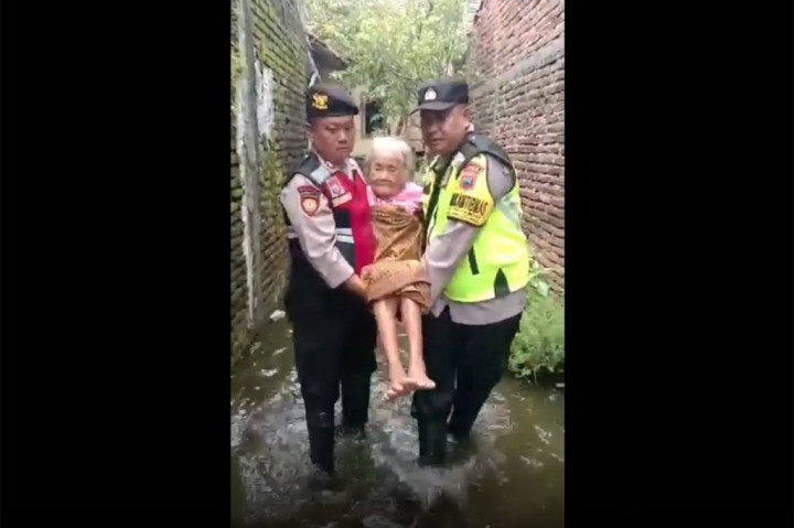 Petugas mendatangi satu persatu rumah warga dan menyarankan untuk mengungsi di Balai Desa Payaman. Terlihat seorang nenek harus dibopong menerjang genangan banjir.