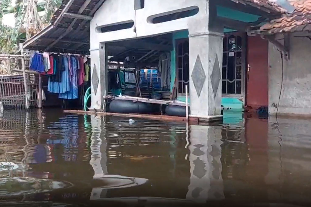 Dari data pemdes setempat mencatat, warga Dukuh Karanganyar, Desa Payaman sendiri terdapat sekira 230 keluarga yang terdampak banjir. Sementara rumah yang terendam banjir sekira 66 buah, dimana 9 keluarga yang terdiri dari 19 jiwa tersebut saat ini memilih untuk mengungsi.