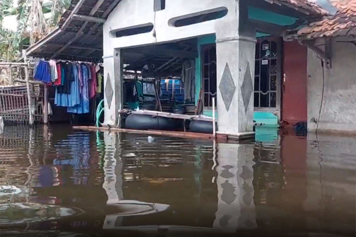 Dari data pemdes setempat mencatat, warga Dukuh Karanganyar, Desa Payaman sendiri terdapat sekira 230 keluarga yang terdampak banjir. Sementara rumah yang terendam banjir sekira 66 buah, dimana 9 keluarga yang terdiri dari 19 jiwa tersebut saat ini memilih untuk mengungsi.
