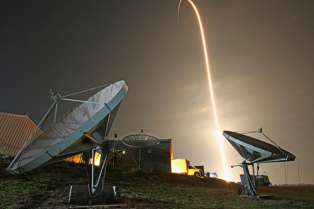 Badan Antariksa AS mentweet bahwa SpaceX Dragon Endeavour berangkat pada hari Kamis menerangi langit saat kru menuju ke orbit.