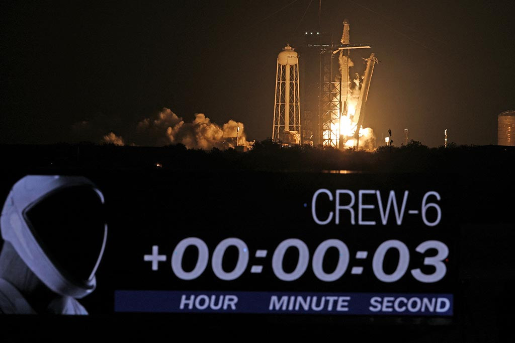 Roket SpaceX Falcon 9 meluncur pada hari Kamis, 2 Maret 2022 ke Stasiun Luar Angkasa Internasional membawa dua astronaut NASA, seorang kosmonaut Rusia, dan orang Uni Emirat Arab kedua yang melakukan perjalanan ke luar angkasa.