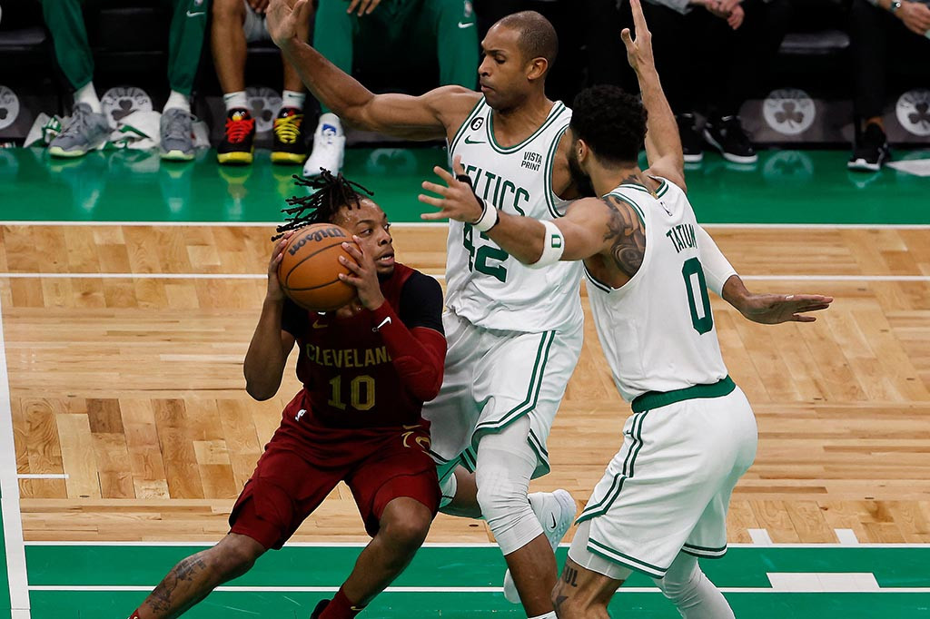 Boston Celtics dibuat kerepotan oleh Cavaliers di paruh pertama pertandingan dengan tertinggal 2 poin 26-28 di kuarter pertama, dan unggul tipis 55-52 di kuarter kedua.