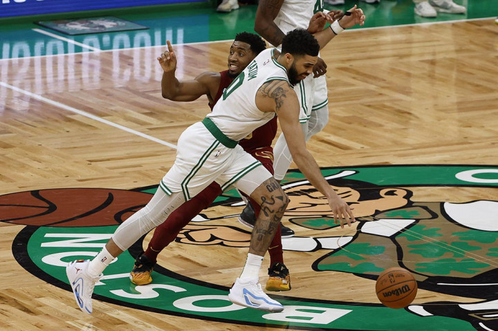 Bintang Boston Celtics Jayson Tatum mencetak 41 poin dan 11 rebound untuk membantu timnya menang dengan skor 117-113 atas Cleveland Cavaliers dalam laga lanjutan NBA yang diselenggarakan di TD Garden Arena, Kamis, 2 Maret 2023 WIB.