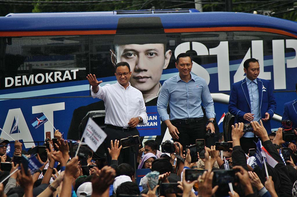 Eks Gubernur DKI Jakarta itu mengaku tak percaya dengan sambutan para simpatisan tersebut. Ratusan orang rela berdesak-desakan dan berdiri berjam-jam di tengah gerimis sejak pagi. 